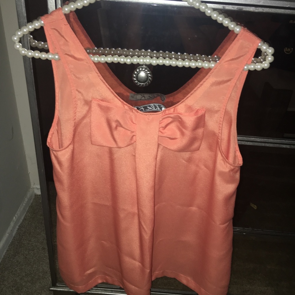 Cute orange top!